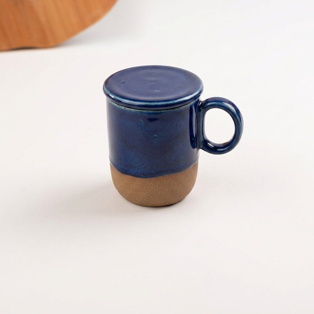Caneca Encontro com recorte para chá e tampinha em cerâmica artesanal — argila Cappuccino, esmalte Lazuli