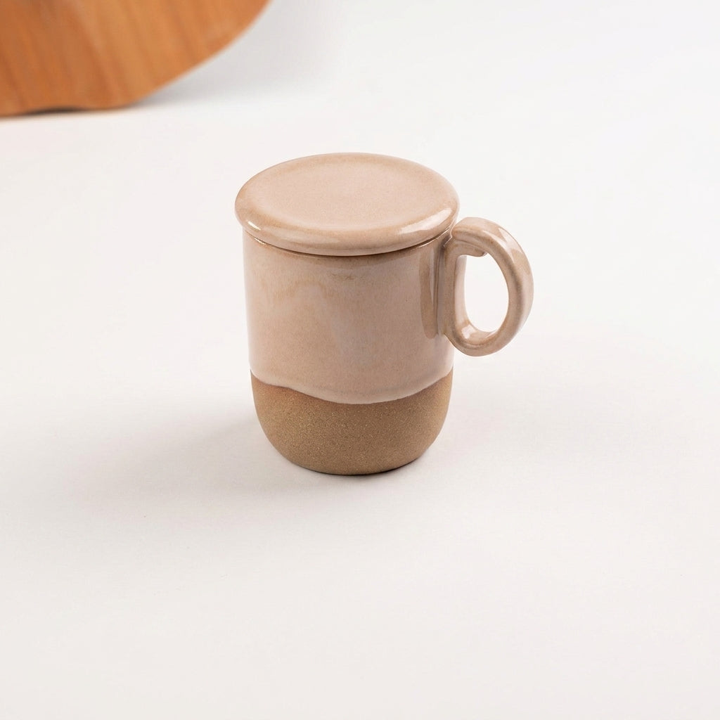 Caneca Encontro com recorte para chá e tampinha em cerâmica artesanal — argila Cappuccino, esmalte Nude