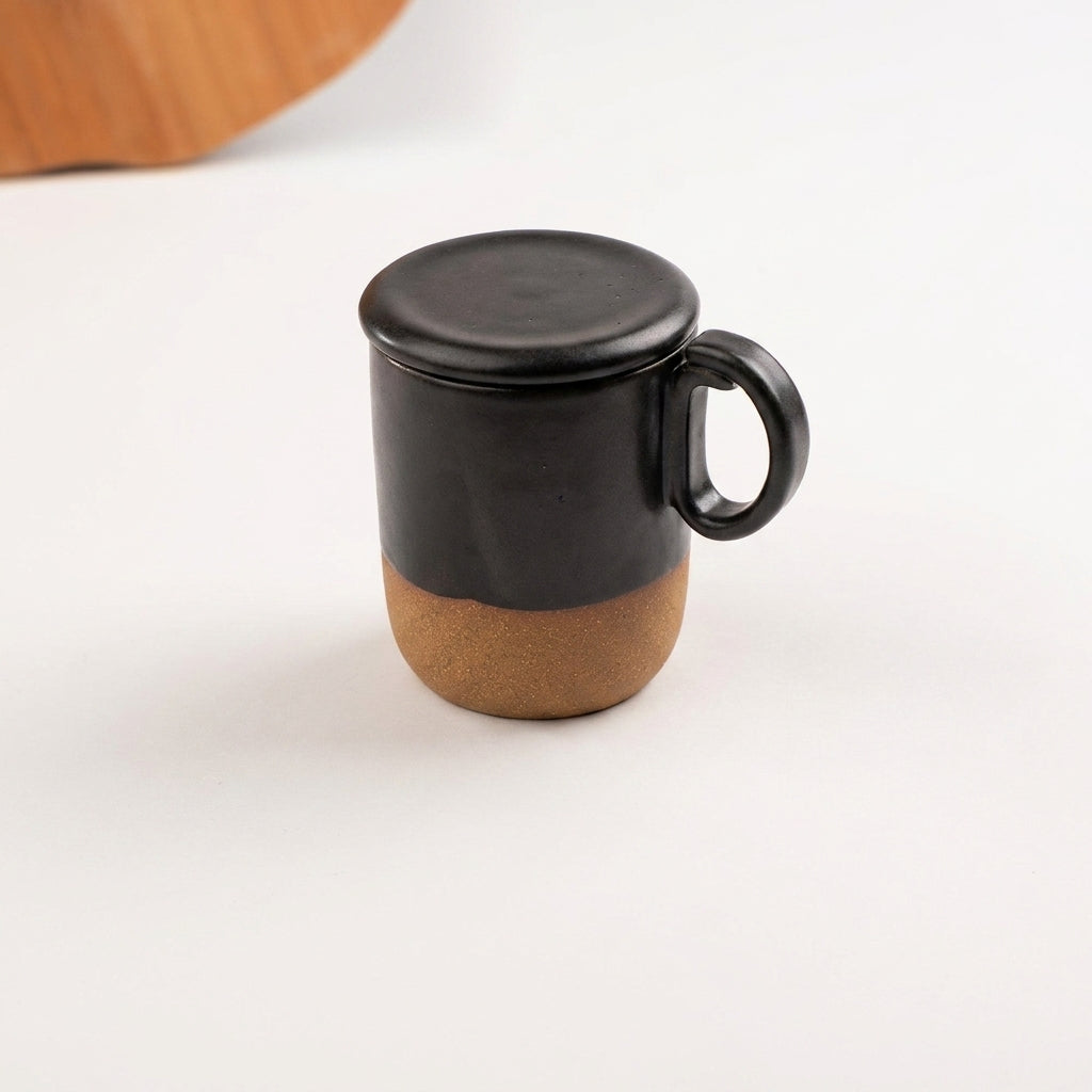 Caneca Encontro com recorte para chá e tampinha em cerâmica artesanal — argila Cappuccino, esmalte Preto Acetinado