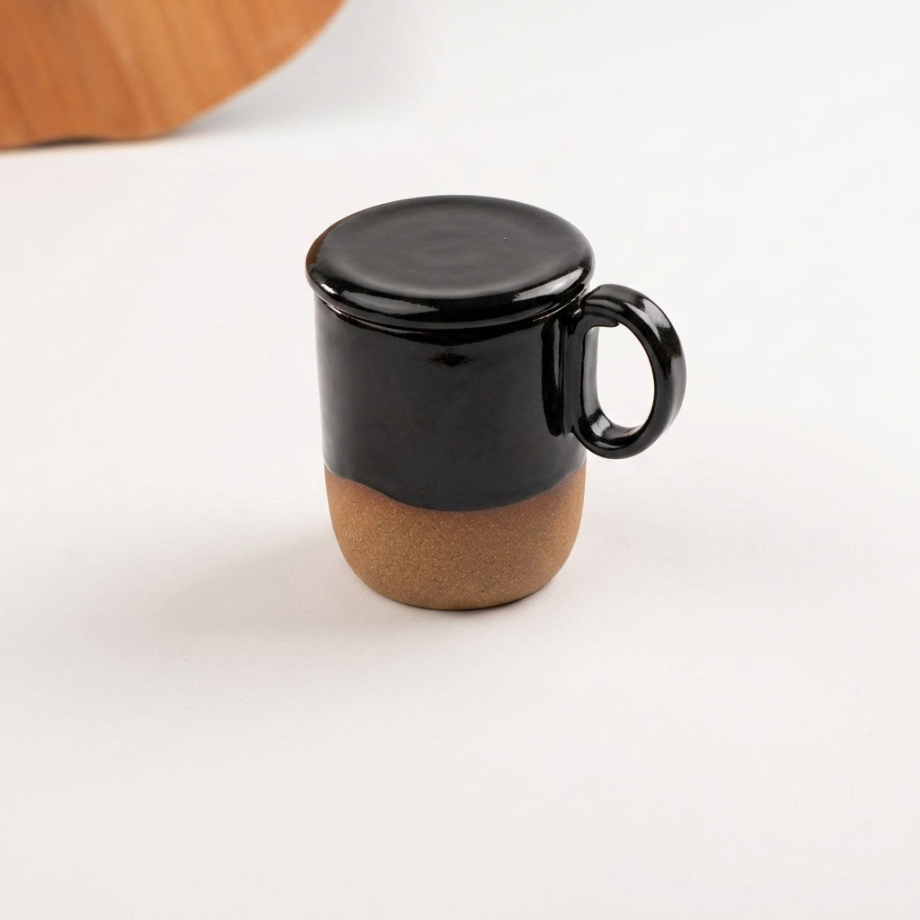 Caneca Encontro com recorte para chá e tampinha em cerâmica artesanal — argila Cappuccino, esmalte Preto Ébano