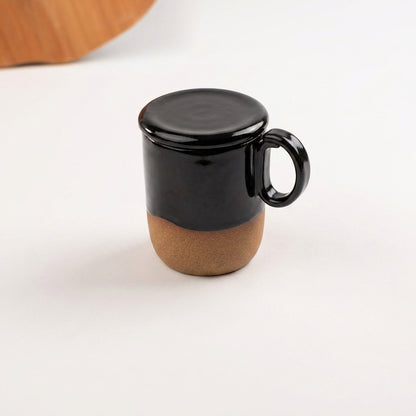 Caneca Encontro com recorte para chá e tampinha em cerâmica artesanal — argila Cappuccino, esmalte Preto Ébano