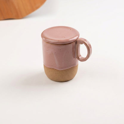 Caneca Encontro com recorte para chá e tampinha em cerâmica artesanal — argila Cappuccino, esmalte Rosa Barbie