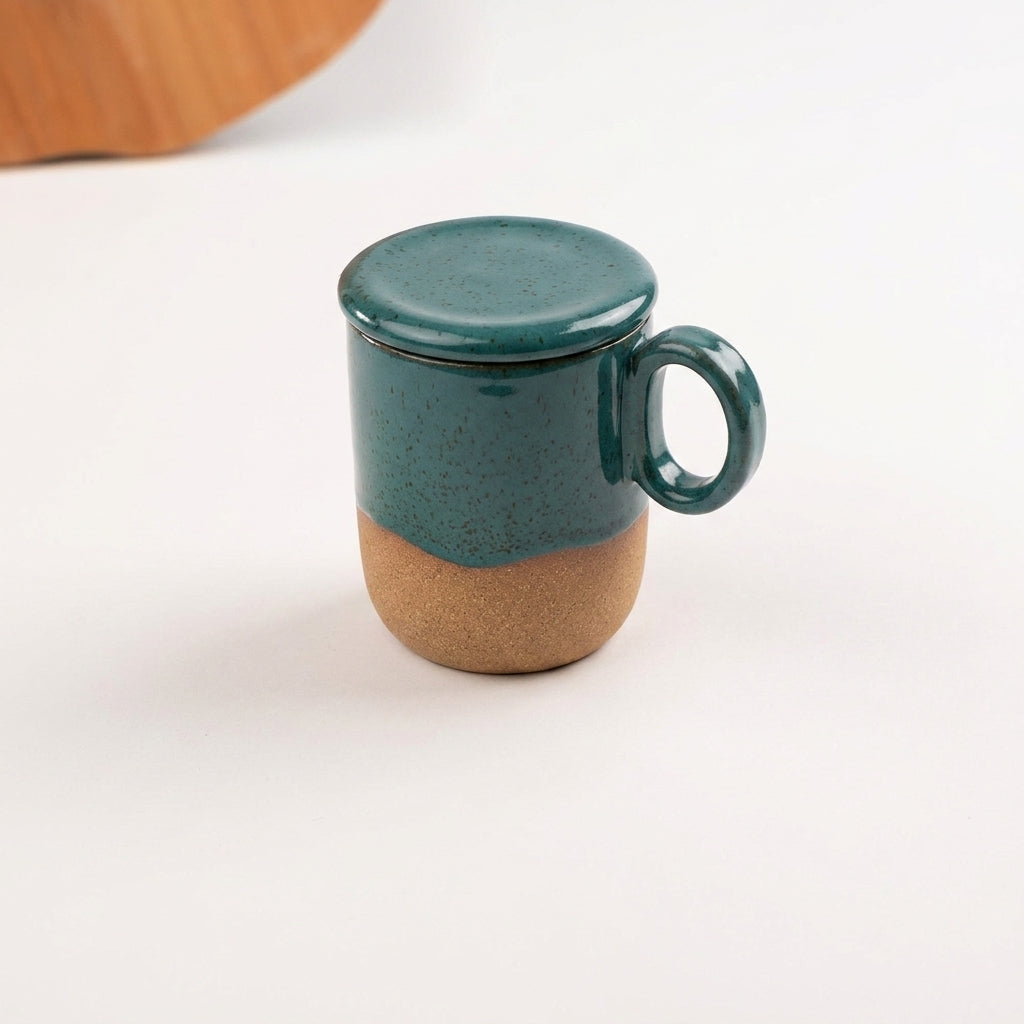 Caneca Encontro com recorte para chá e tampinha em cerâmica artesanal — argila Cappuccino, esmalte Verde Exército