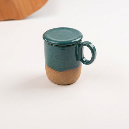 Caneca Encontro com recorte para chá e tampinha em cerâmica artesanal — argila Cappuccino, esmalte Verde Exército