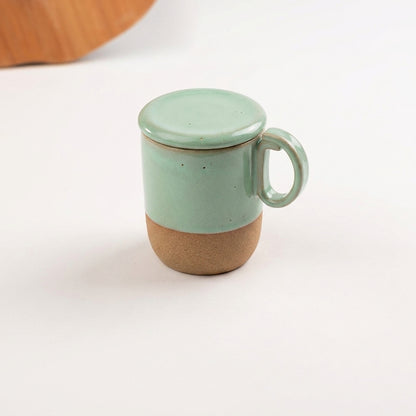 Caneca Encontro com recorte para chá e tampinha em cerâmica artesanal — argila Cappuccino, esmalte Verde Menta