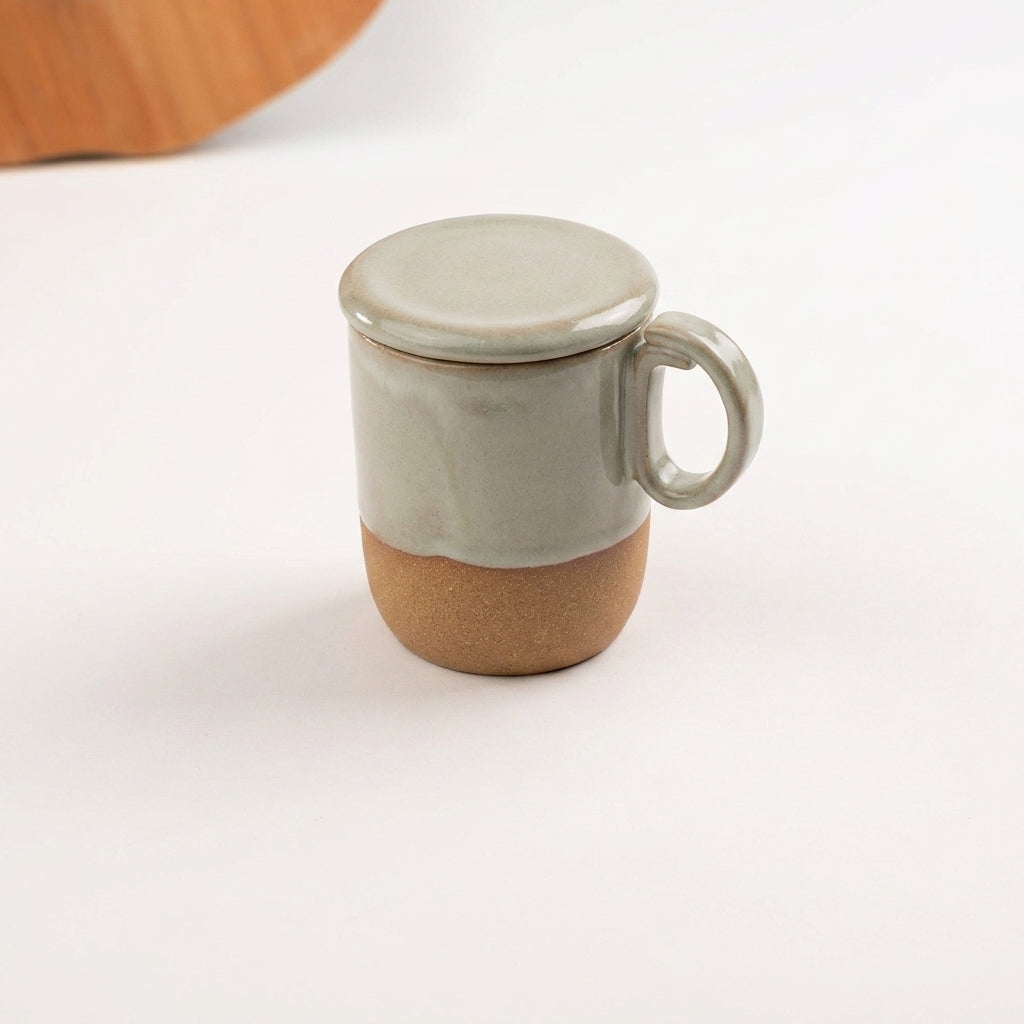 Caneca Encontro com recorte para chá e tampinha em cerâmica artesanal — argila Cappuccino, esmalte Verde Pompeia