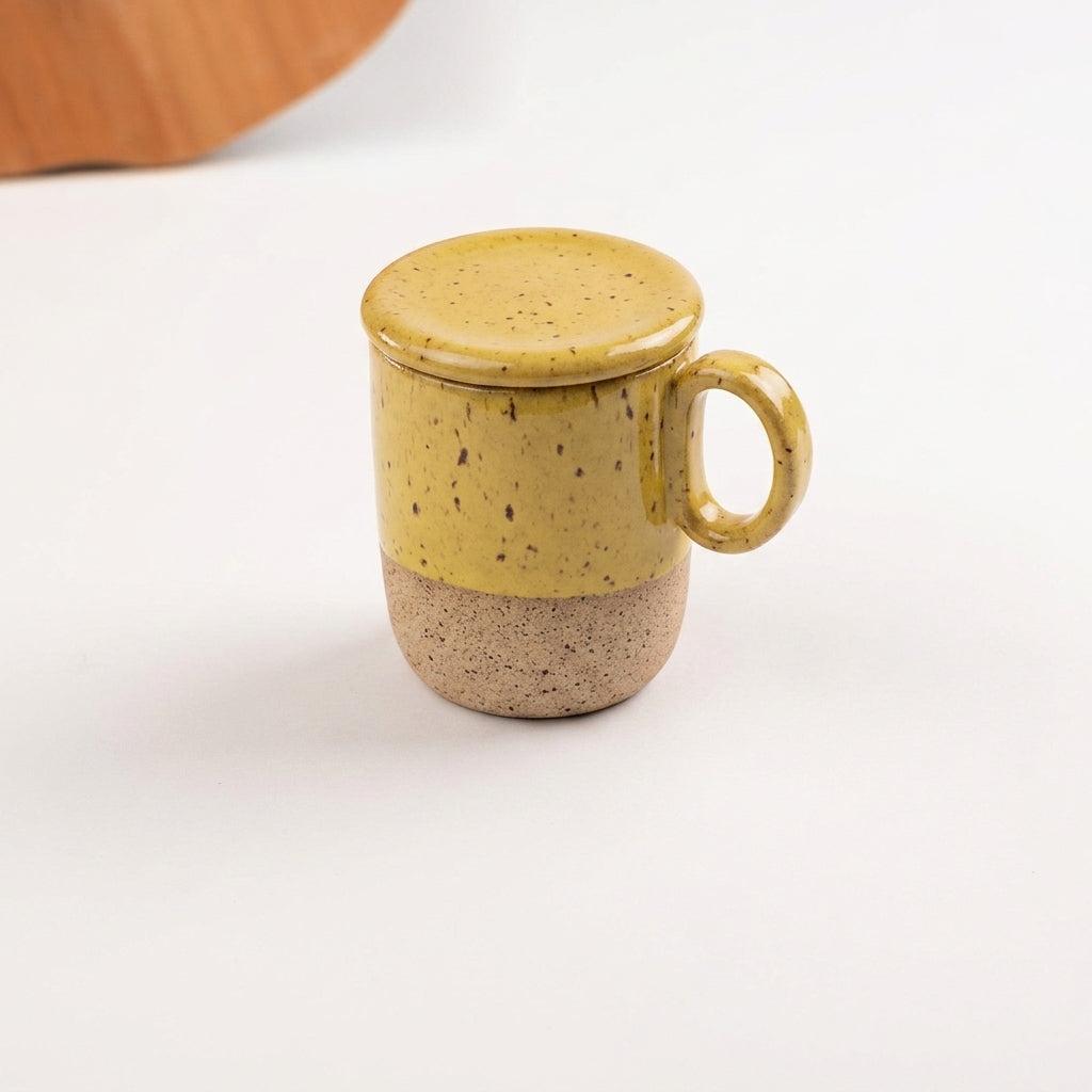Caneca Encontro com recorte para chá e tampinha em cerâmica artesanal — argila Flocos, esmalte Amarelo Intenso