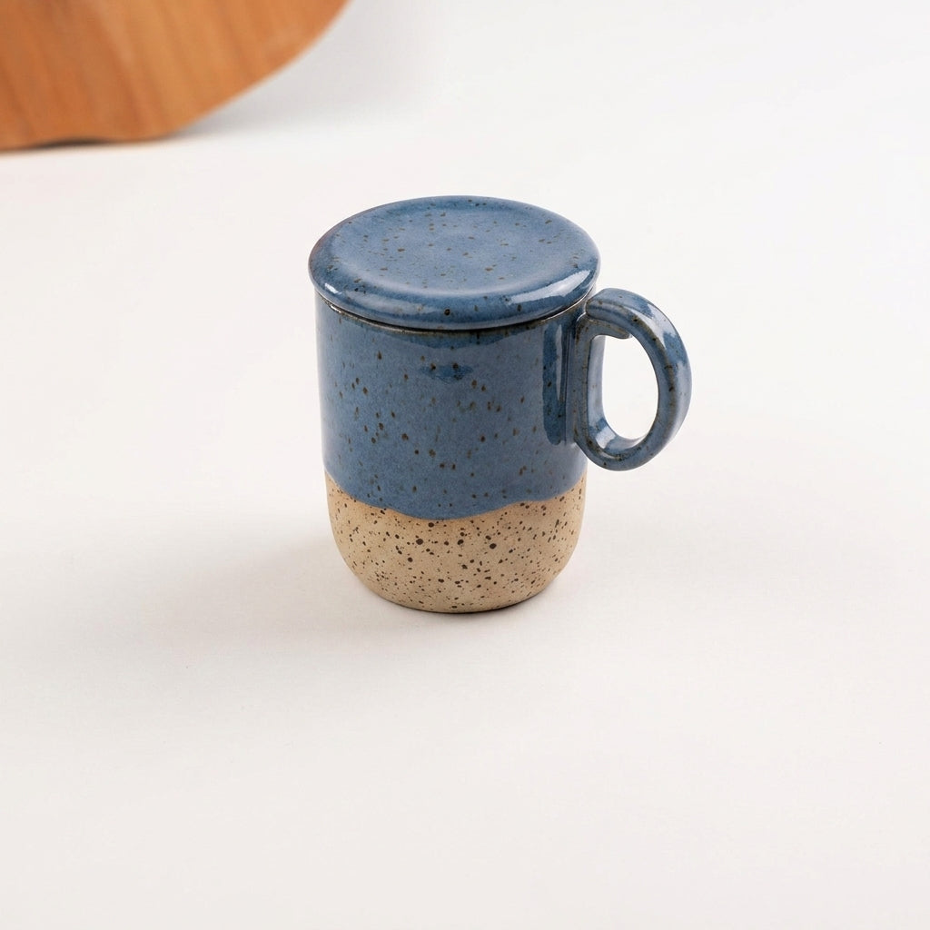 Caneca Encontro com recorte para chá e tampinha em cerâmica artesanal — argila Flocos, esmalte Azul Safira
