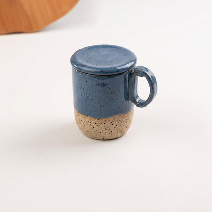 Caneca Encontro com recorte para chá e tampinha em cerâmica artesanal — argila Flocos, esmalte Azul Safira