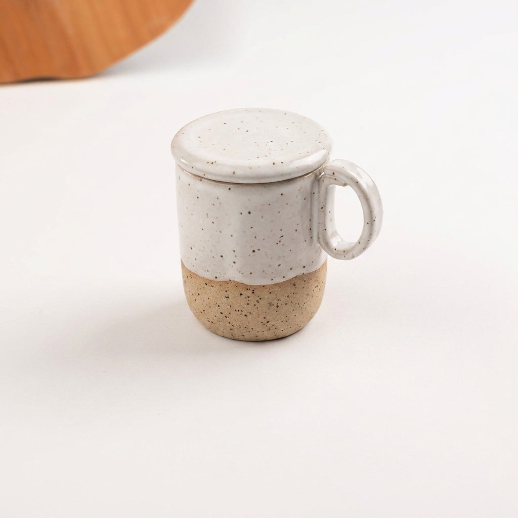 Caneca Encontro com recorte para chá e tampinha em cerâmica artesanal — argila Flocos, esmalte Branco AMME
