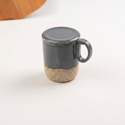Caneca Encontro com recorte para chá e tampinha em cerâmica artesanal — argila Flocos, esmalte Grafite