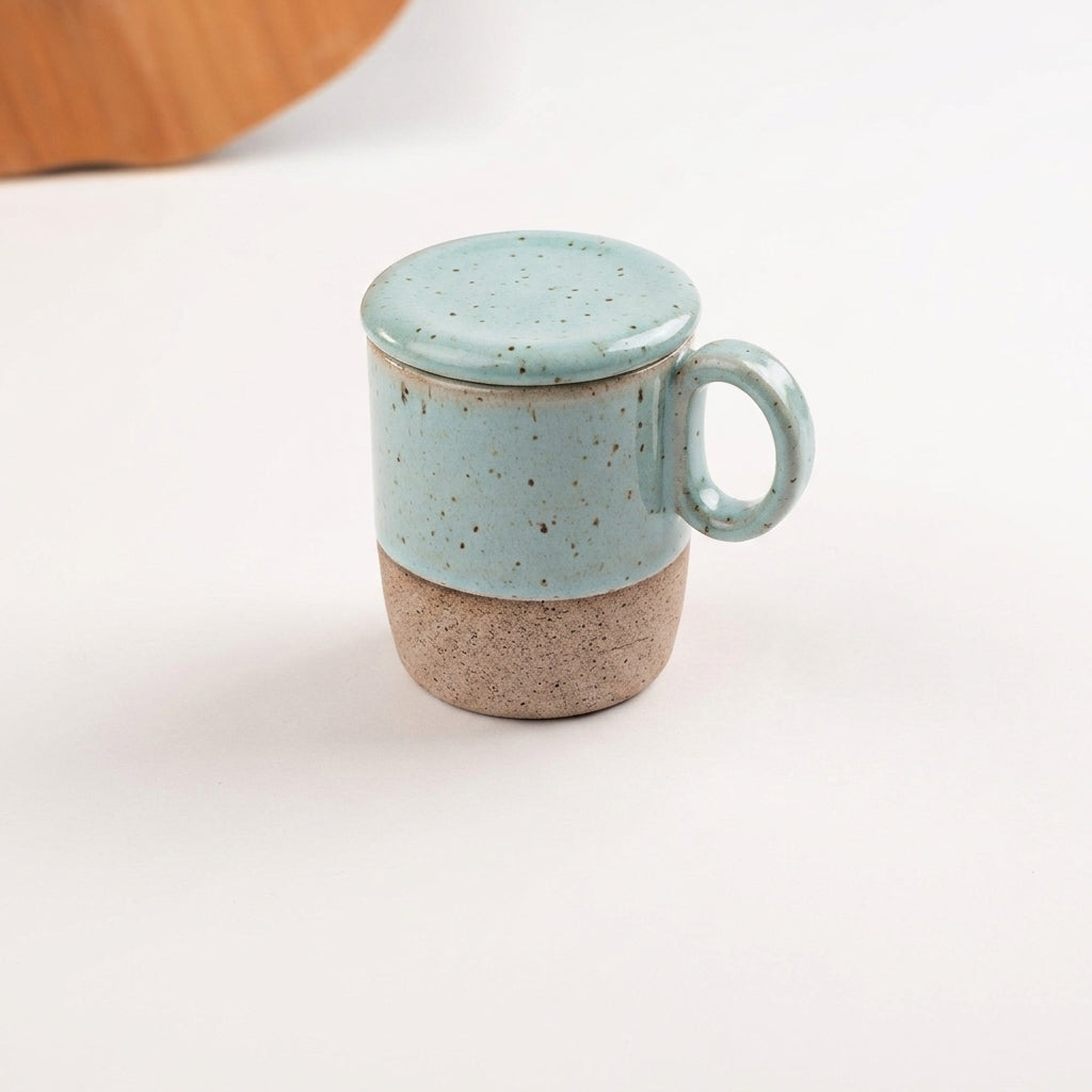 Caneca Encontro com recorte para chá e tampinha em cerâmica artesanal — argila Flocos, esmalte Jujuba