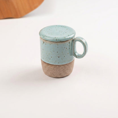 Caneca Encontro com recorte para chá e tampinha em cerâmica artesanal — argila Flocos, esmalte Jujuba
