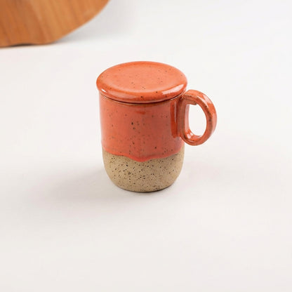 Caneca Encontro com recorte para chá e tampinha em cerâmica artesanal — argila Flocos, esmalte Laranja Intenso