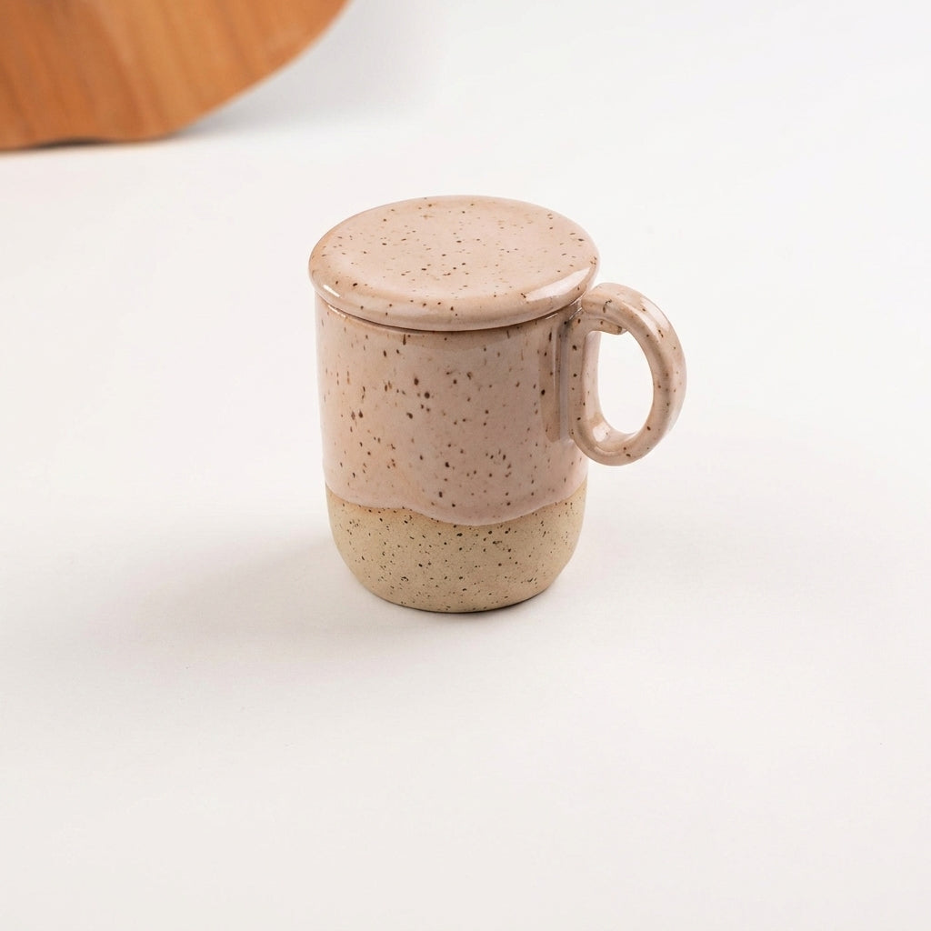 Caneca Encontro com recorte para chá e tampinha em cerâmica artesanal — argila Flocos, esmalte Nude