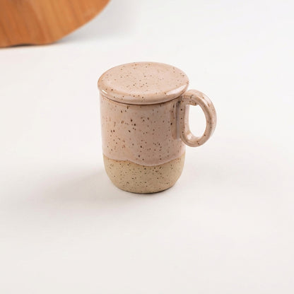 Caneca Encontro com recorte para chá e tampinha em cerâmica artesanal — argila Flocos, esmalte Nude