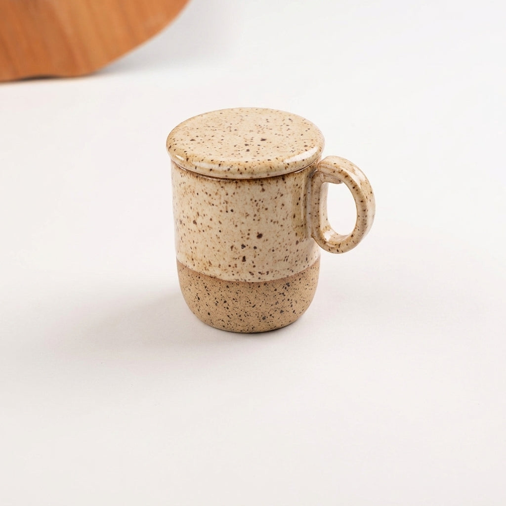 Caneca Encontro com recorte para chá e tampinha em cerâmica artesanal — argila Flocos, esmalte Pedra Sabão
