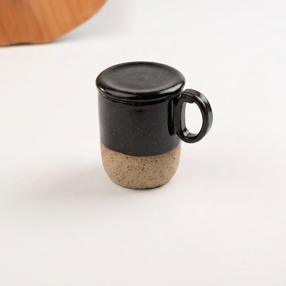 Caneca Encontro com recorte para chá e tampinha em cerâmica artesanal — argila Flocos, esmalte Preto Ébano