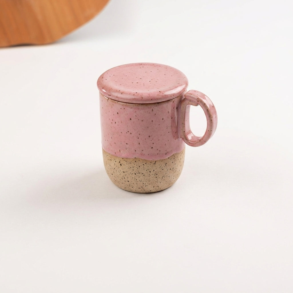 Caneca Encontro com recorte para chá e tampinha em cerâmica artesanal — argila Flocos, esmalte Rosa Barbie