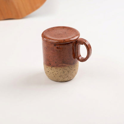 Caneca Encontro com recorte para chá e tampinha em cerâmica artesanal — argila Flocos, esmalte Sol de Terracota