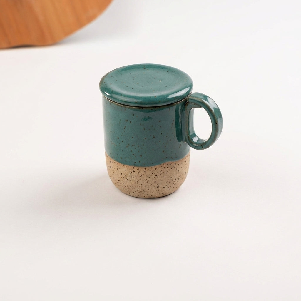 Caneca Encontro com recorte para chá e tampinha em cerâmica artesanal — argila Flocos, esmalte Verde Exército
