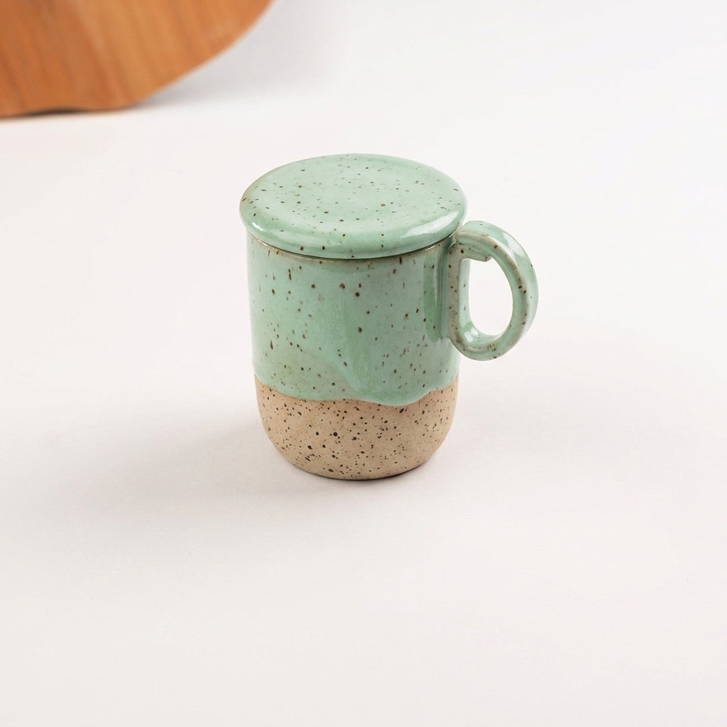 Caneca Encontro com recorte para chá e tampinha em cerâmica artesanal — argila Flocos, esmalte Verde Menta