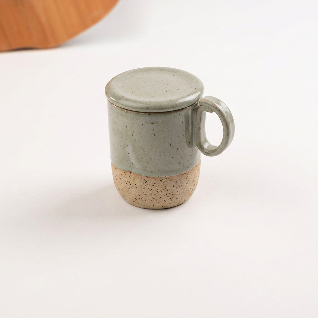 Caneca Encontro com recorte para chá e tampinha em cerâmica artesanal — argila Flocos, esmalte Verde Pompeia