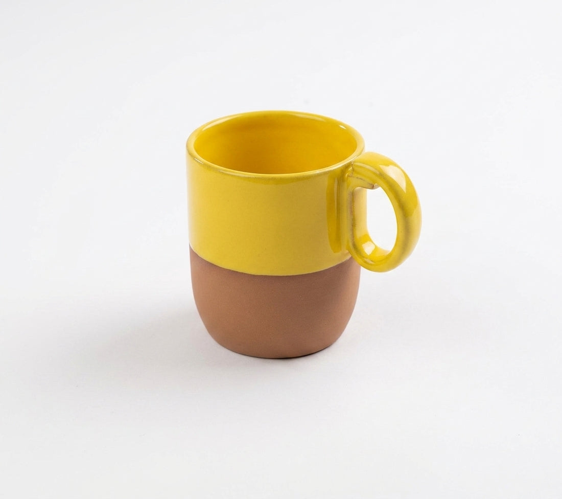 Caneca Encontro em cerâmica artesanal — argila Cappuccino, esmalte Amarelo Intenso