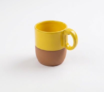 Caneca Encontro em cerâmica artesanal — argila Cappuccino, esmalte Amarelo Intenso