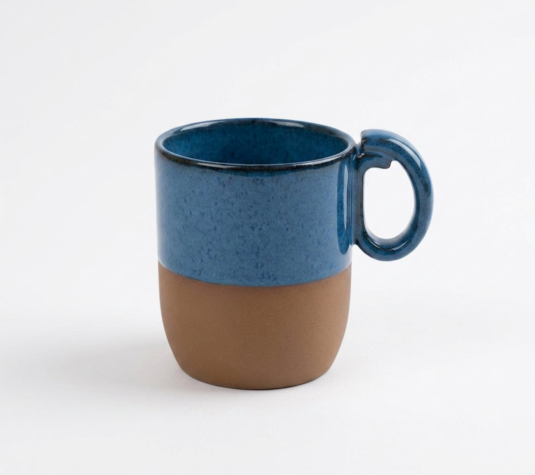 Caneca Encontro em cerâmica artesanal — argila Cappuccino, esmalte Azul Safira