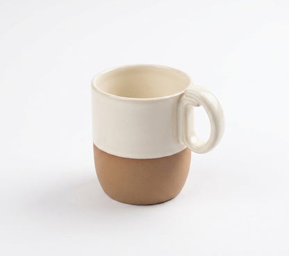 Caneca Encontro em cerâmica artesanal — argila Cappuccino, esmalte Branco AMME