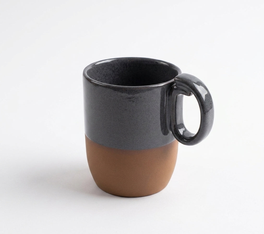 Caneca Encontro em cerâmica artesanal — argila Cappuccino, esmalte Grafite
