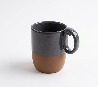 Caneca Encontro em cerâmica artesanal — argila Cappuccino, esmalte Grafite
