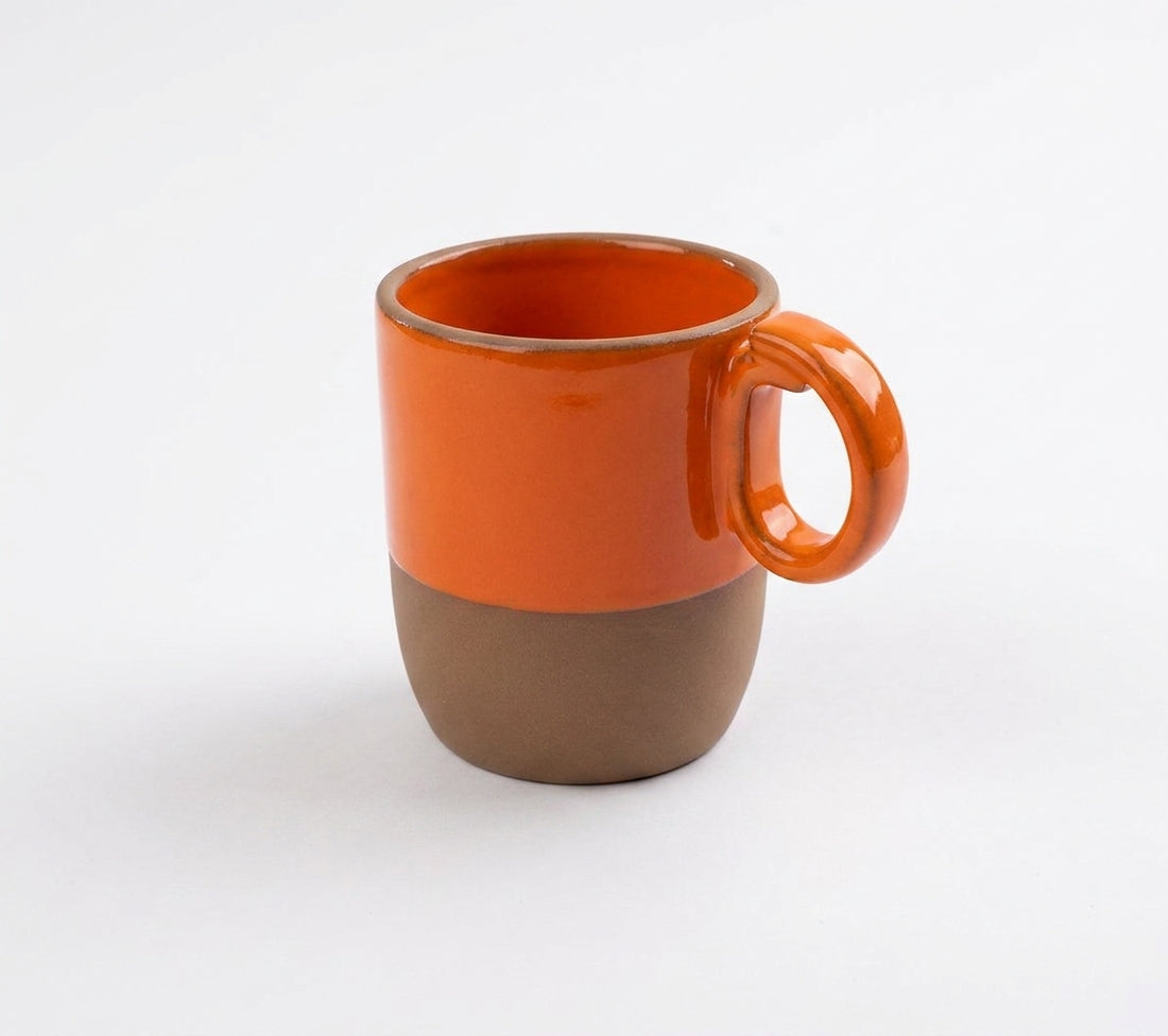 Caneca Encontro em cerâmica artesanal — argila Cappuccino, esmalte Laranja Intenso