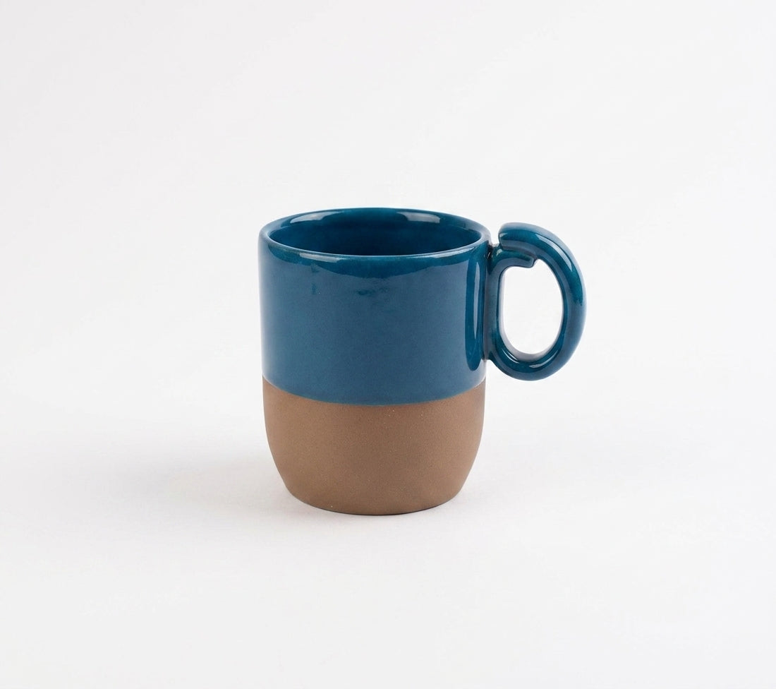 Caneca Encontro em cerâmica artesanal — argila Cappuccino, esmalte Lazuli