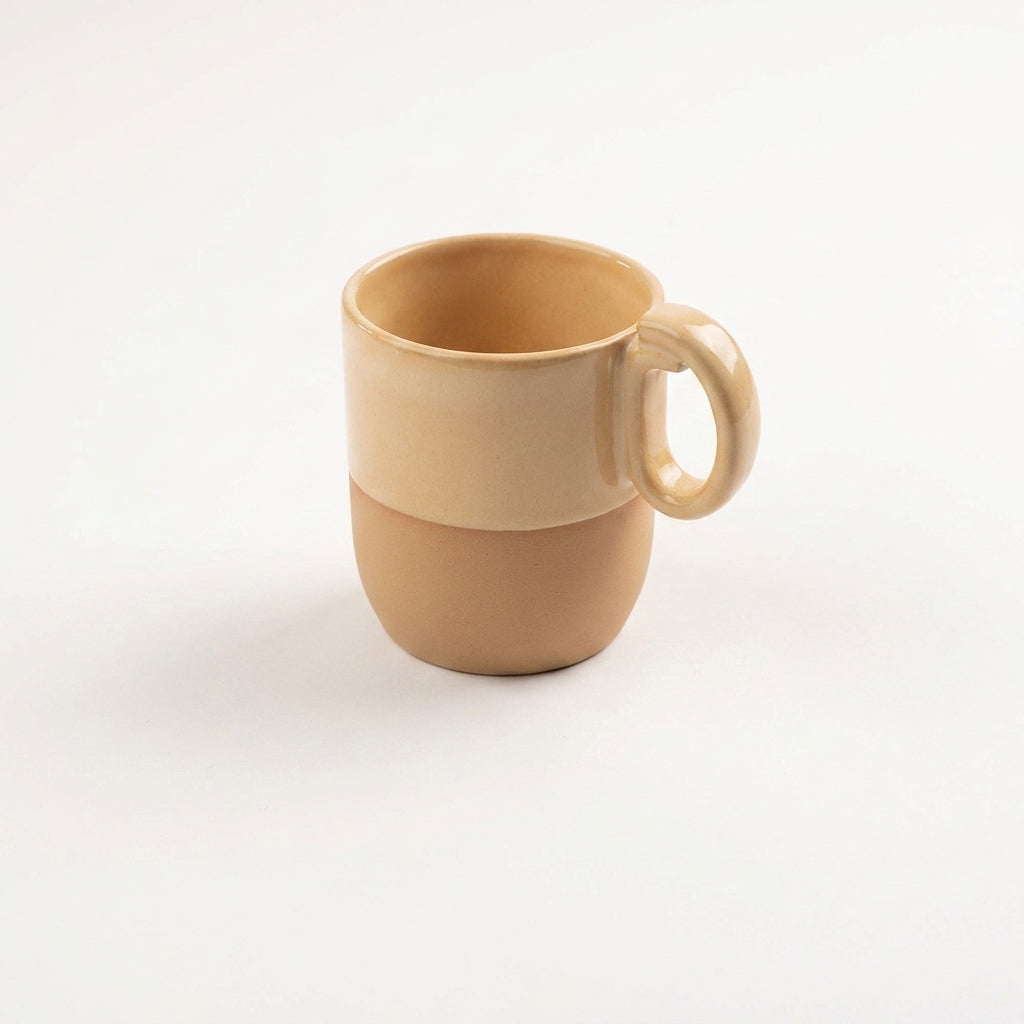 Caneca Encontro em cerâmica artesanal — argila Cappuccino, esmalte Pedra Sabão