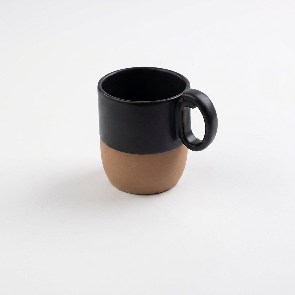 Caneca Encontro em cerâmica artesanal — argila Cappuccino, esmalte Preto Acetinado