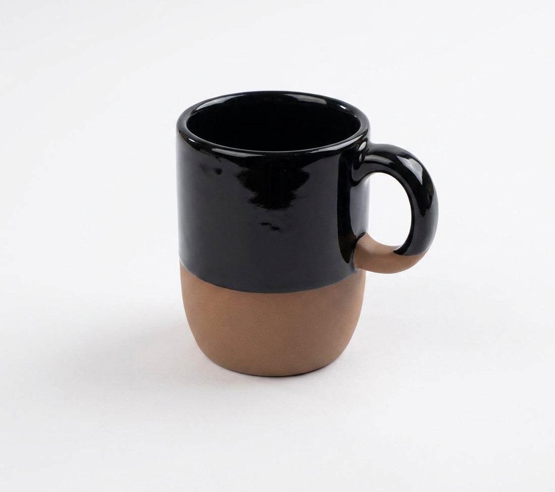 Caneca Encontro em cerâmica artesanal — argila Cappuccino, esmalte Preto Ébano