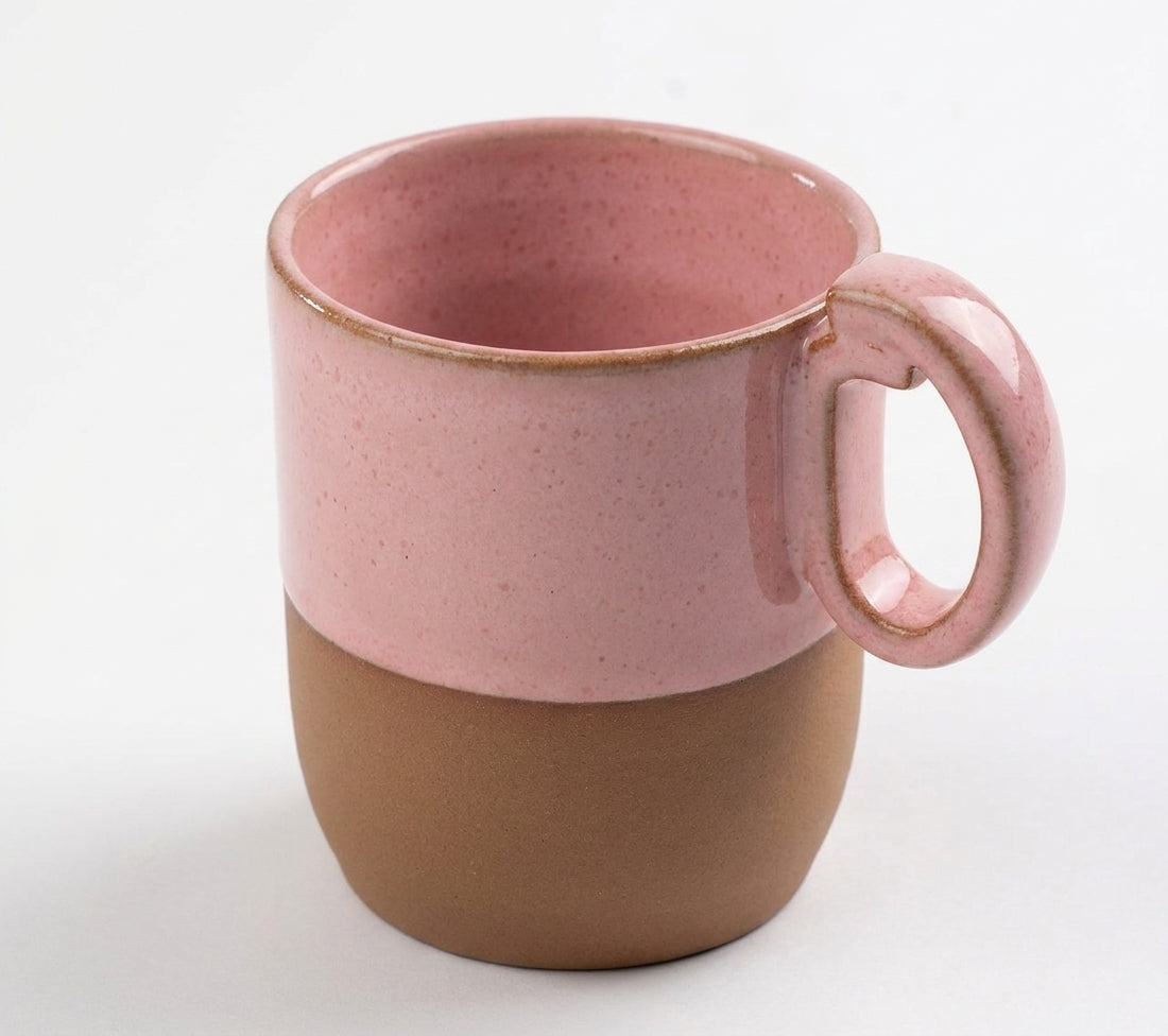 Caneca Encontro em cerâmica artesanal — argila Cappuccino, esmalte Rosa Barbie