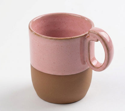 Caneca Encontro em cerâmica artesanal — argila Cappuccino, esmalte Rosa Barbie