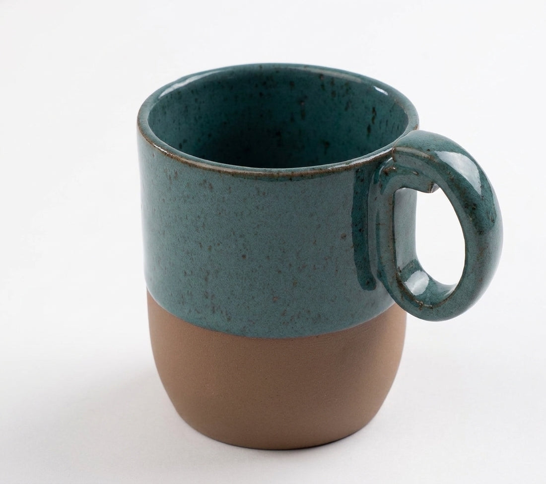 Caneca Encontro em cerâmica artesanal — argila Cappuccino, esmalte Verde Exército