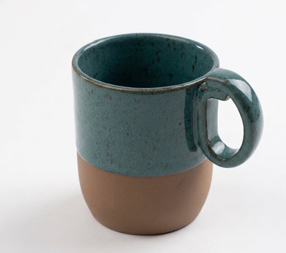 Caneca Encontro em cerâmica artesanal — argila Cappuccino, esmalte Verde Exército