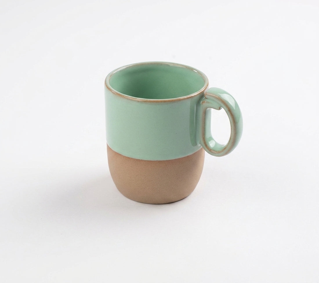 Caneca Encontro em cerâmica artesanal — argila Cappuccino, esmalte Verde Menta