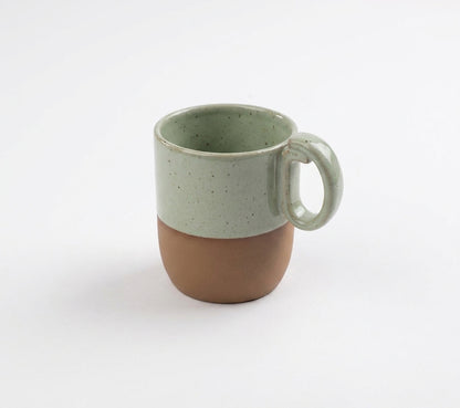 Caneca Encontro em cerâmica artesanal — argila Cappuccino, esmalte Verde Pompeia