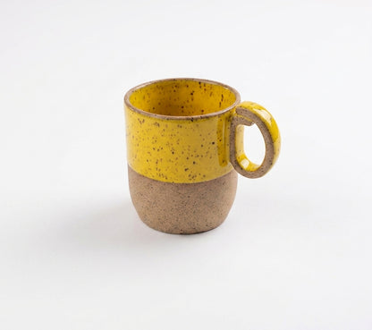 Caneca Encontro em cerâmica artesanal — argila Flocos, esmalte Amarelo Intenso