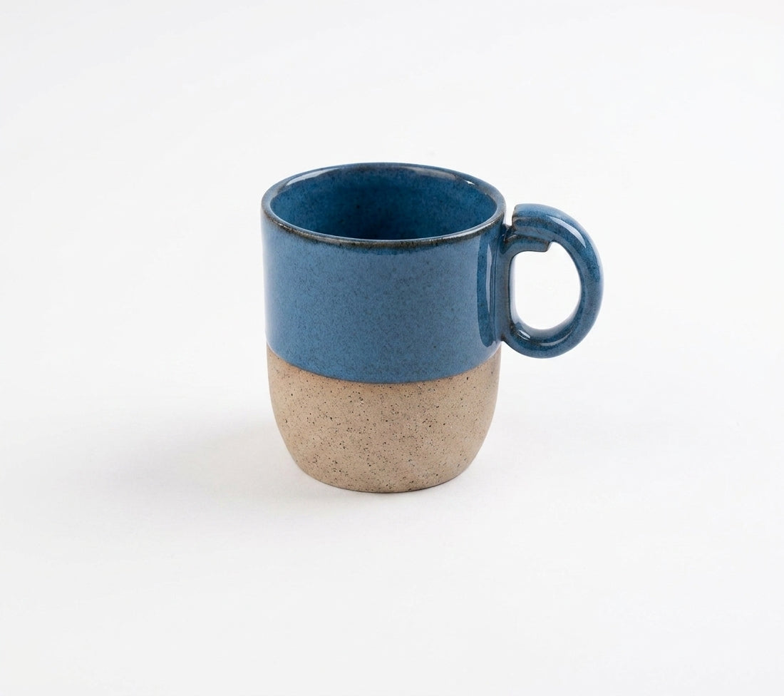 Caneca Encontro em cerâmica artesanal — argila Flocos, esmalte Azul Safira