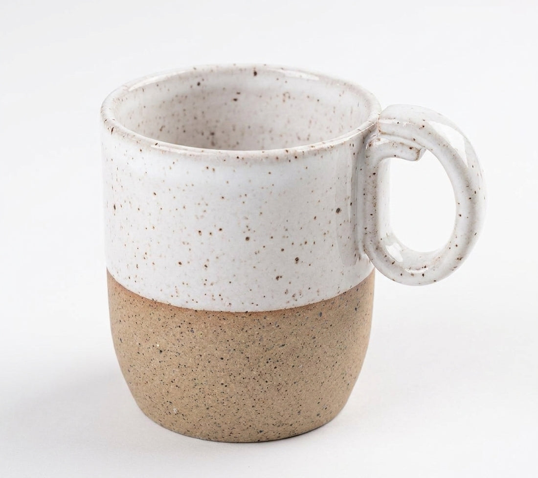 Caneca Encontro em cerâmica artesanal — argila Flocos, esmalte Branco AMME
