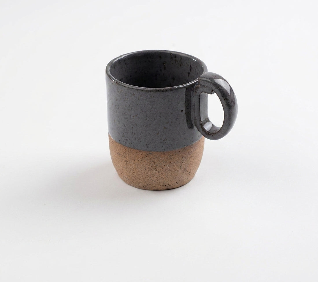 Caneca Encontro em cerâmica artesanal — argila Flocos, esmalte Grafite