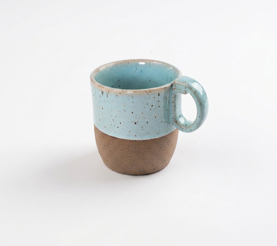 Caneca Encontro em cerâmica artesanal — argila Flocos, esmalte Jujuba