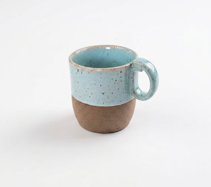 Caneca Encontro em cerâmica artesanal — argila Flocos, esmalte Jujuba